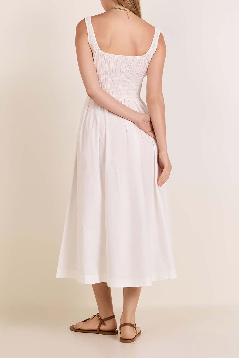 תמונת דוגמן אחורית של שמלת מידי קווילה