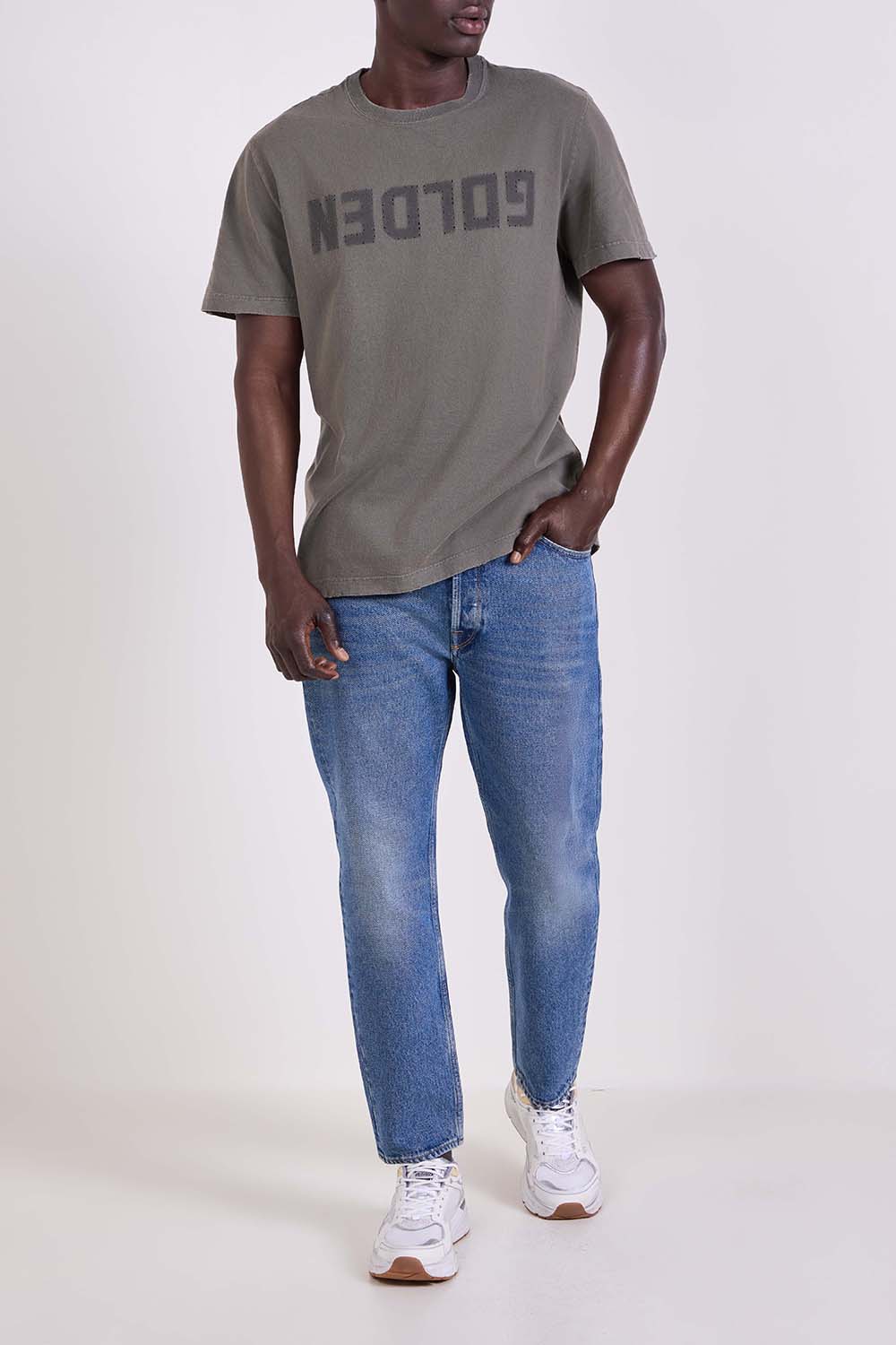 תמונת דוגמן קידמית של סניקרס