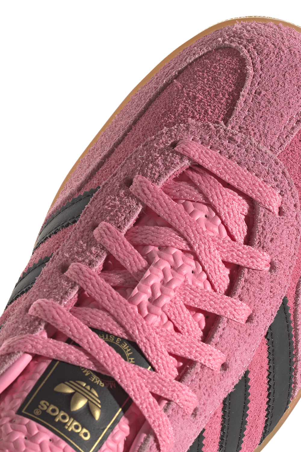 תמונת תקריב של נעלי סניקרס גזל אינדור