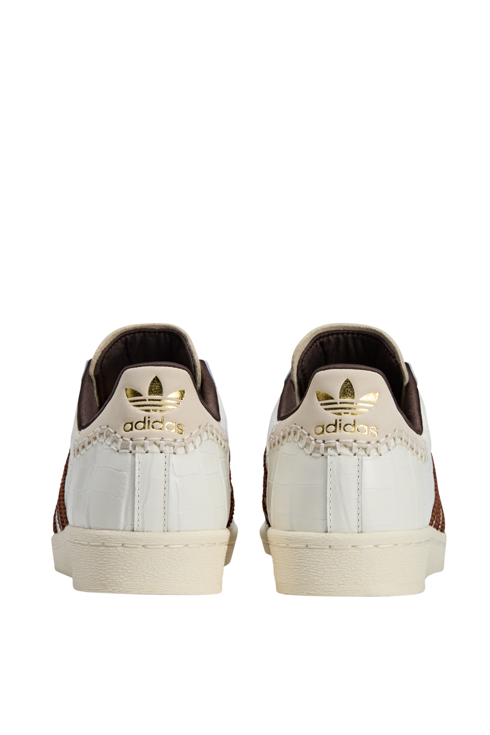 תמונת פנים של נעלי סניקרס