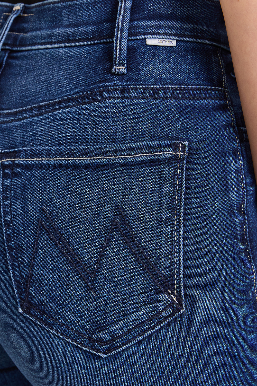 תמונת תקריב דוגמן של מכנסי ג'ינס מתרחבים