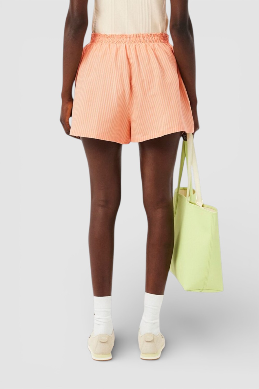 תמונת דוגמן אחורית של מכנסיים קצרים