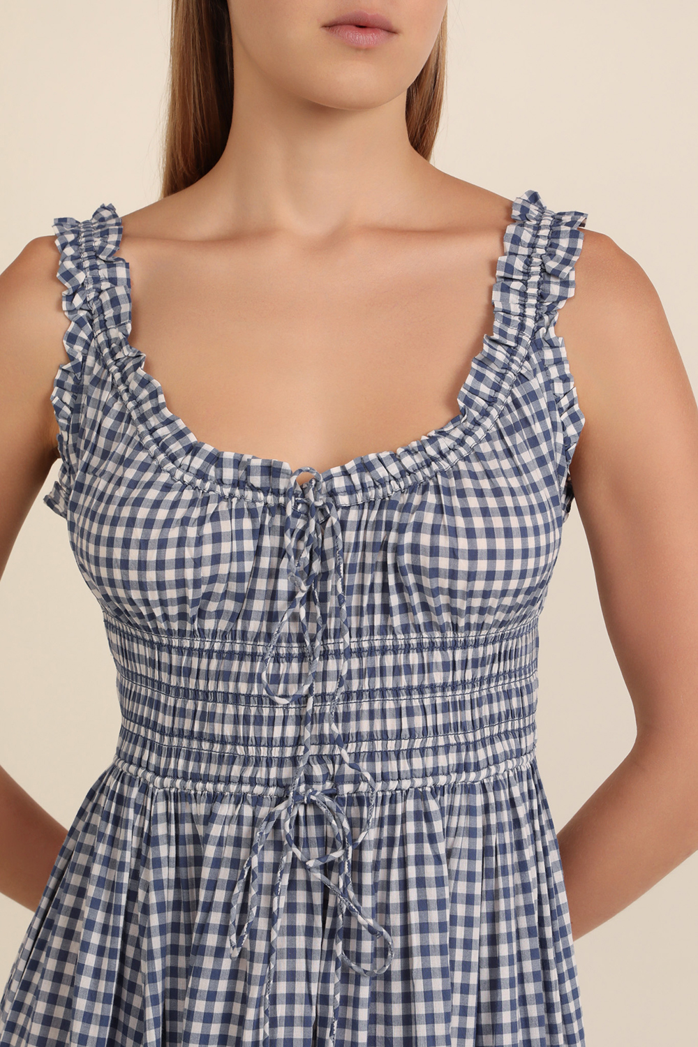 תמונת תקריב דוגמן של שמלת מקסי אמארטה