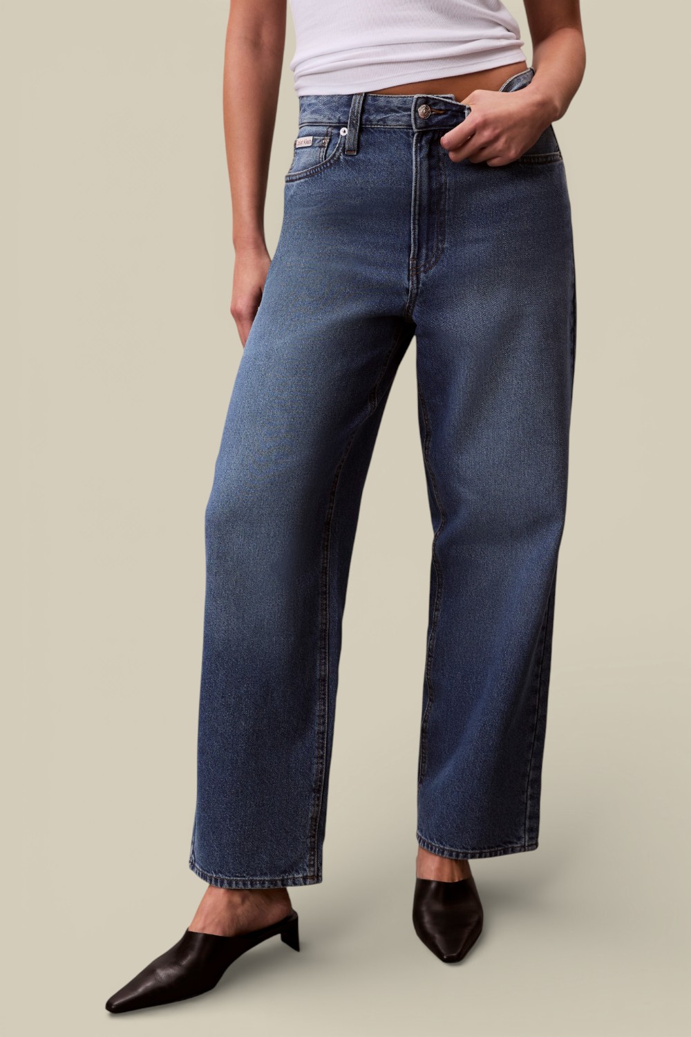 תמונת דוגמן קידמית של מכנסי ג'ינס בגזרה ישרה