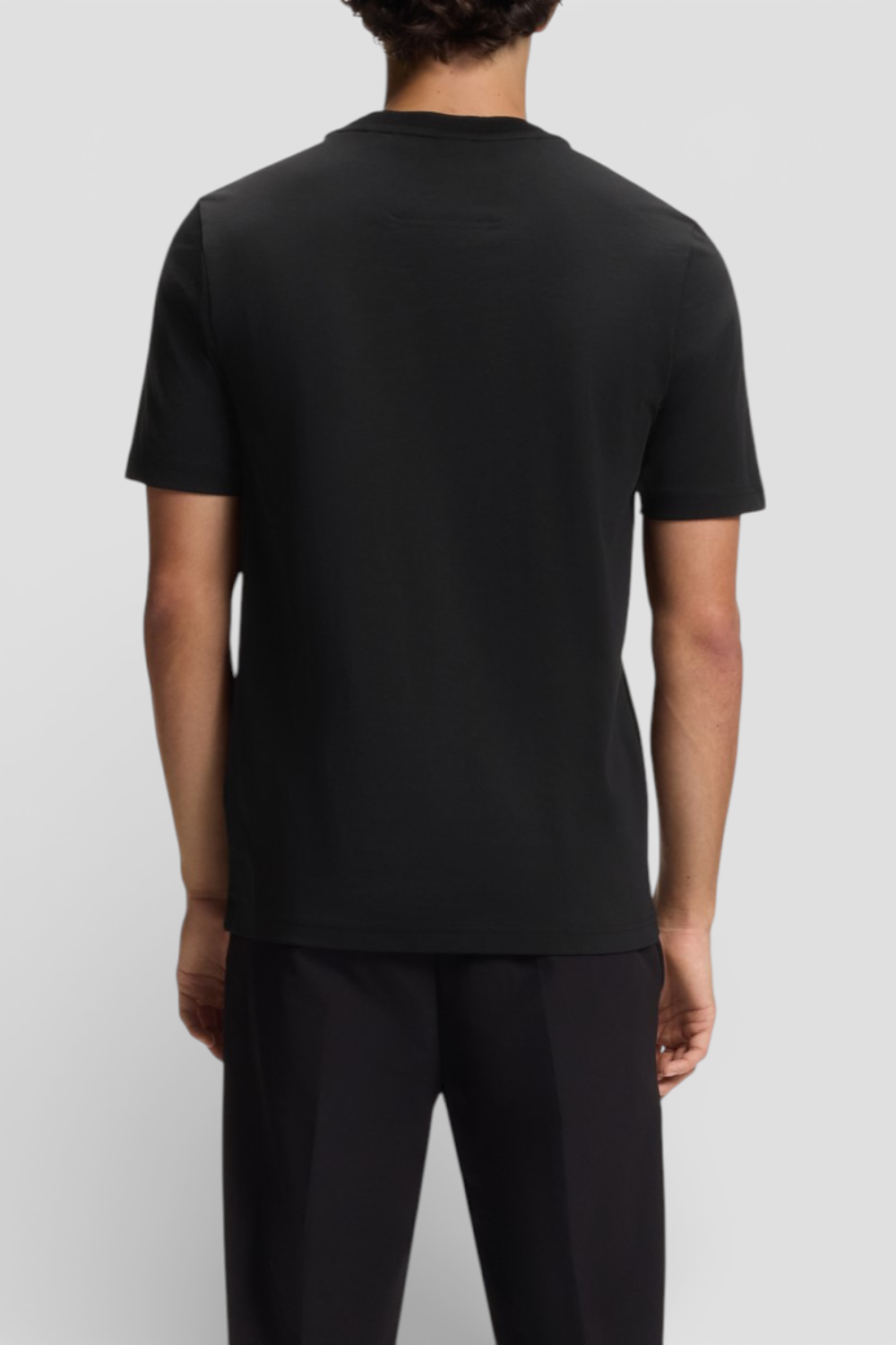 תמונת דוגמן אחורית של חולצת טי