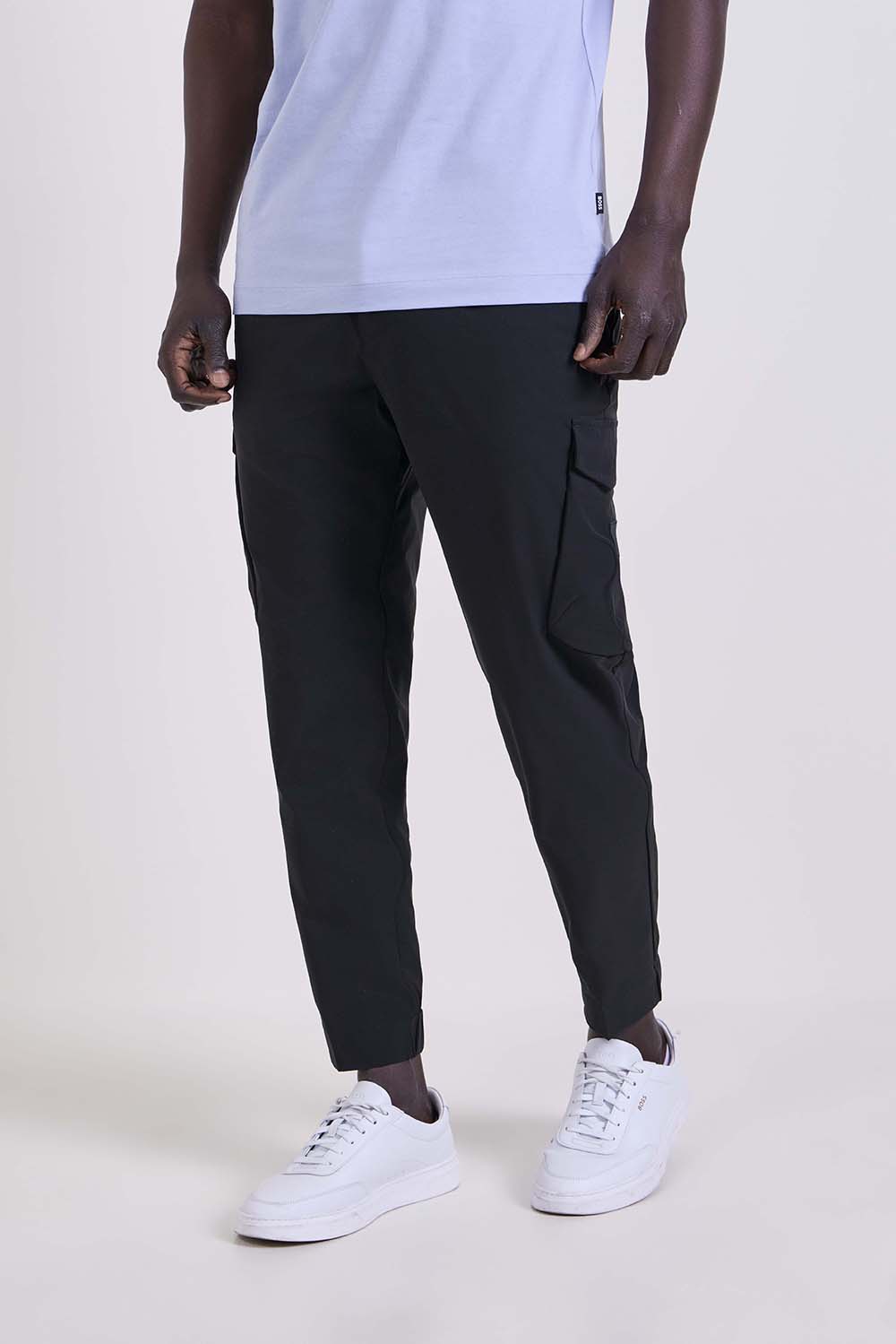 תמונת דוגמן קידמית של מכנסיים ארוכים בסגנון ג'וגר