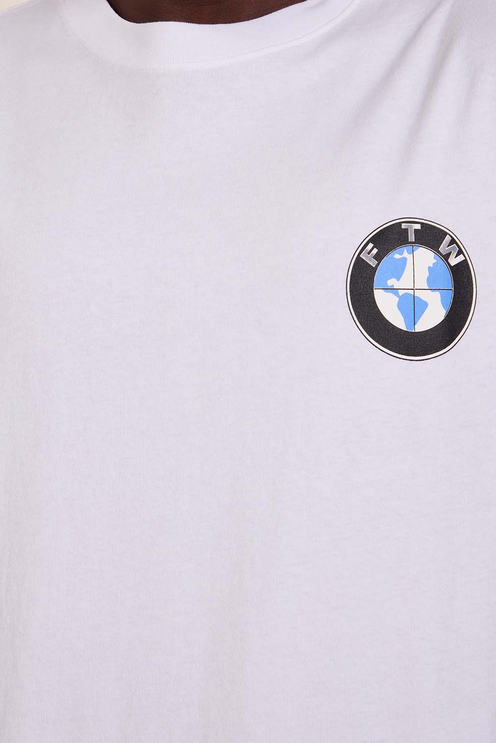 תמונת דוגמן אחורית של חולצת טי