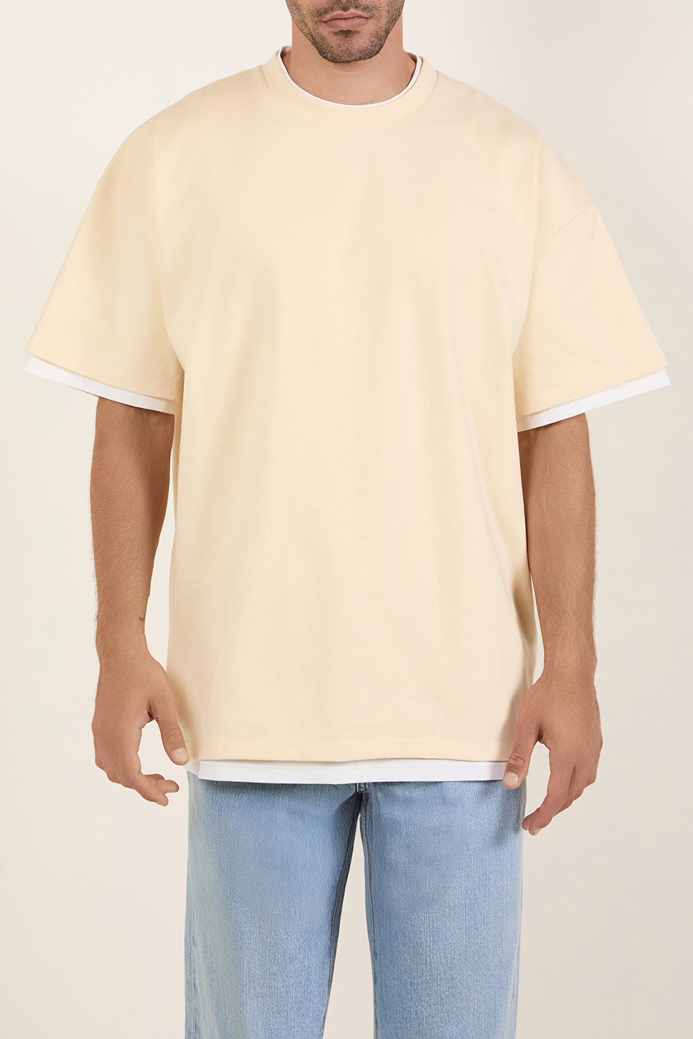 תמונת דוגמן קידמית של חולצת טי בשתי שכבות