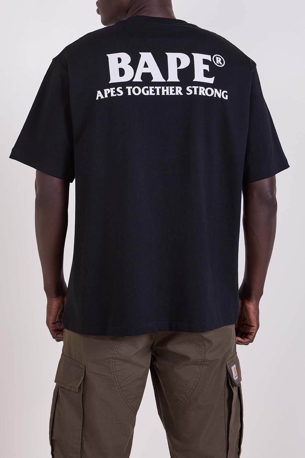 תמונת דוגמן אחורית של חולצת טי בגזרה משוחררת