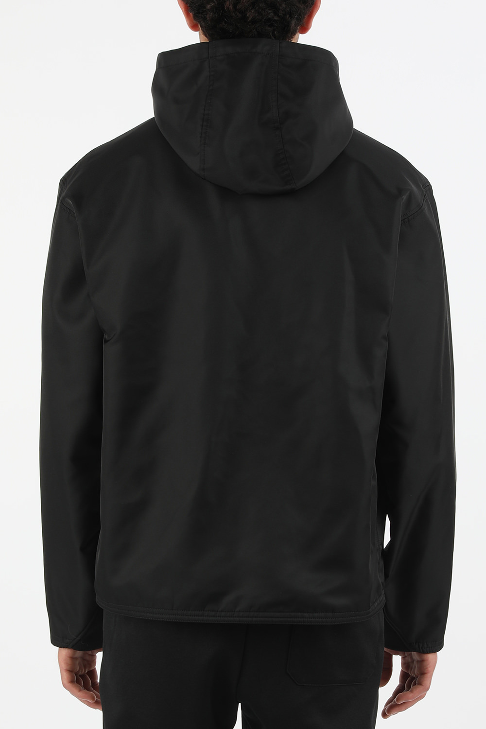 תמונת דוגמן אחורית של ז'קט ניילון שחור