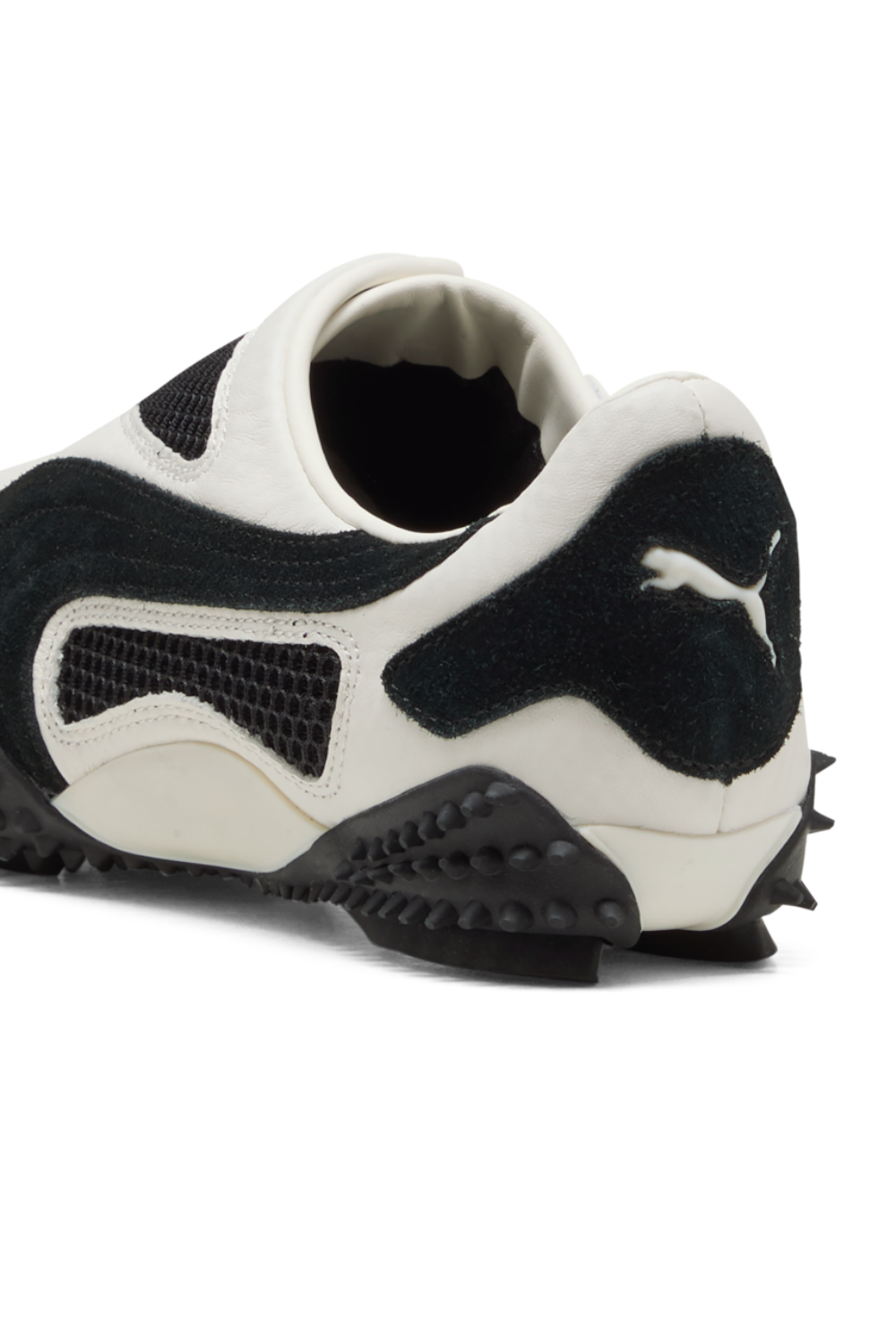 תמונת פנים של נעלי סניקרס מוסטרו