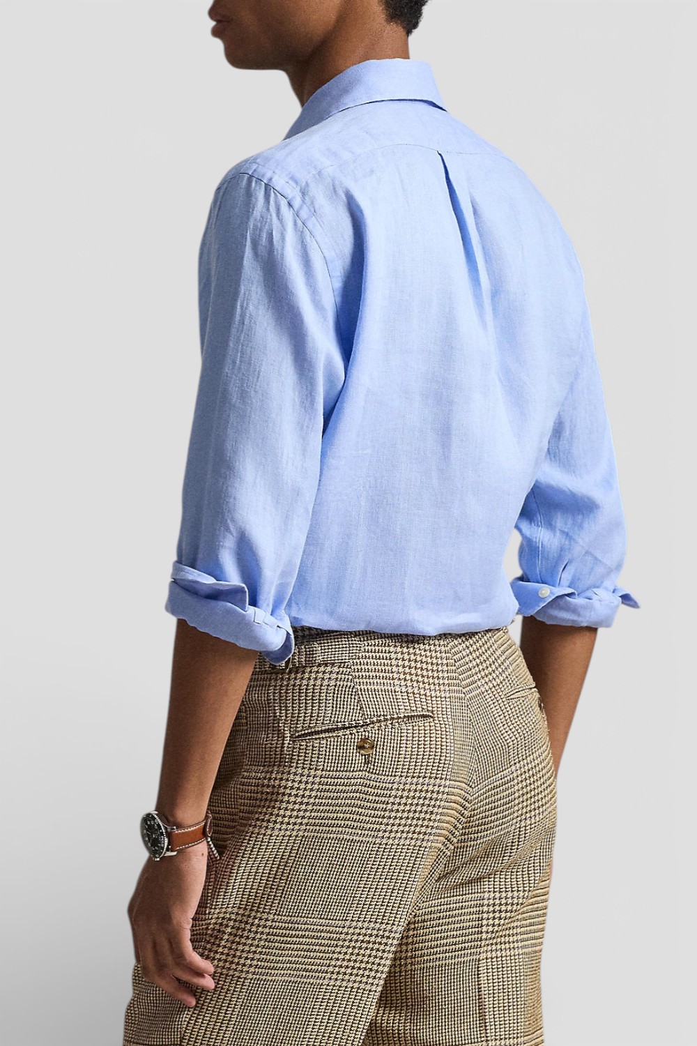 תמונת דוגמן אחורית של חולצה מכופתרת פשתן