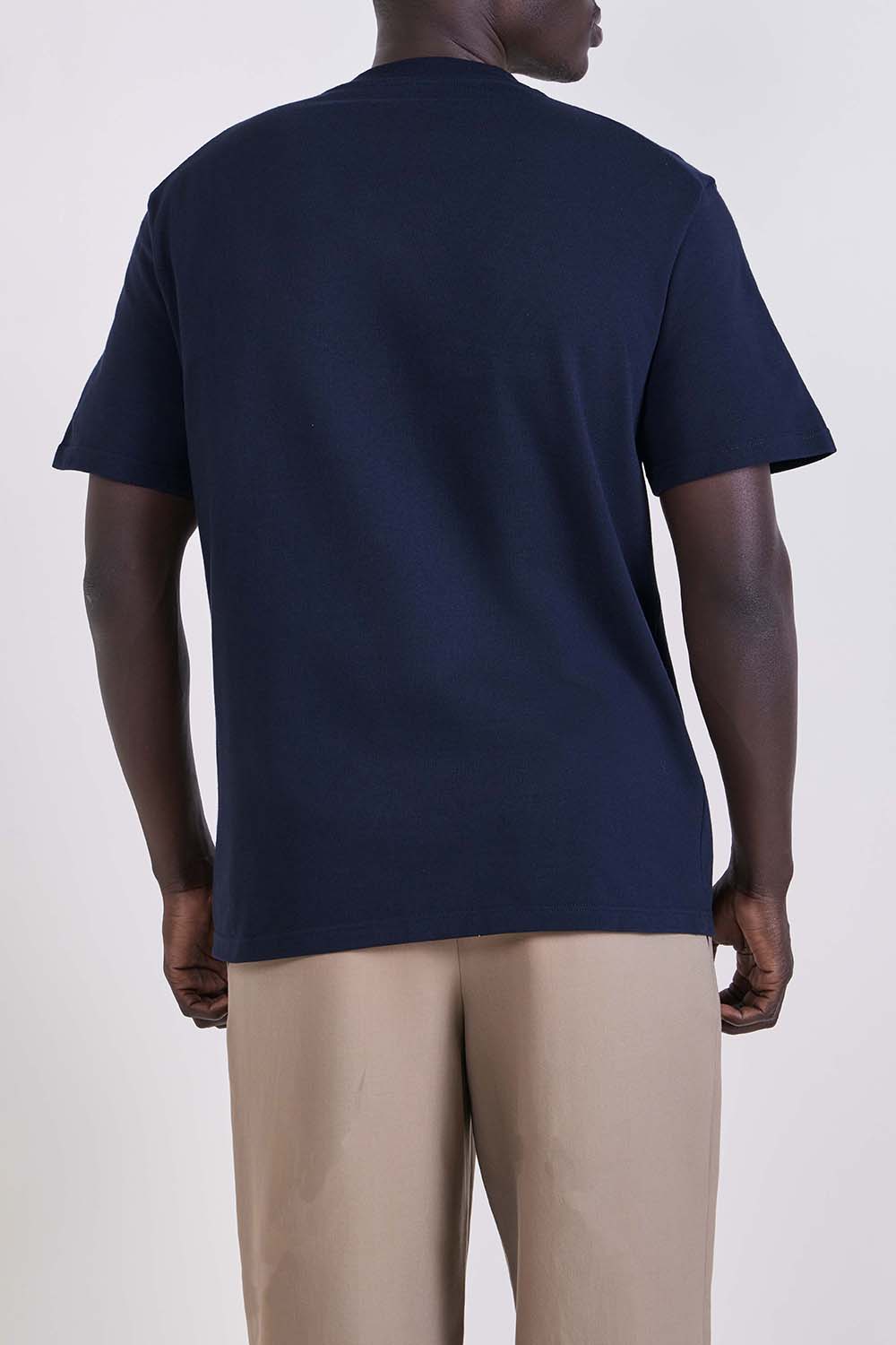 תמונת דוגמן אחורית של חולצת טי