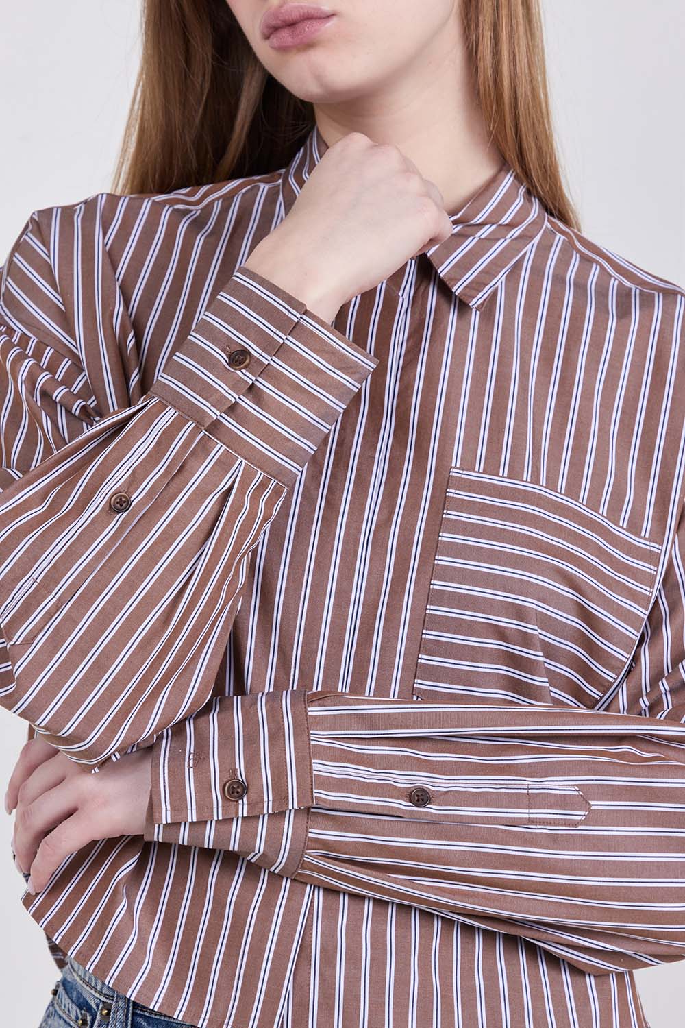 תמונת תקריב דוגמן של חולצה מכופתרת בגזרת קרופ