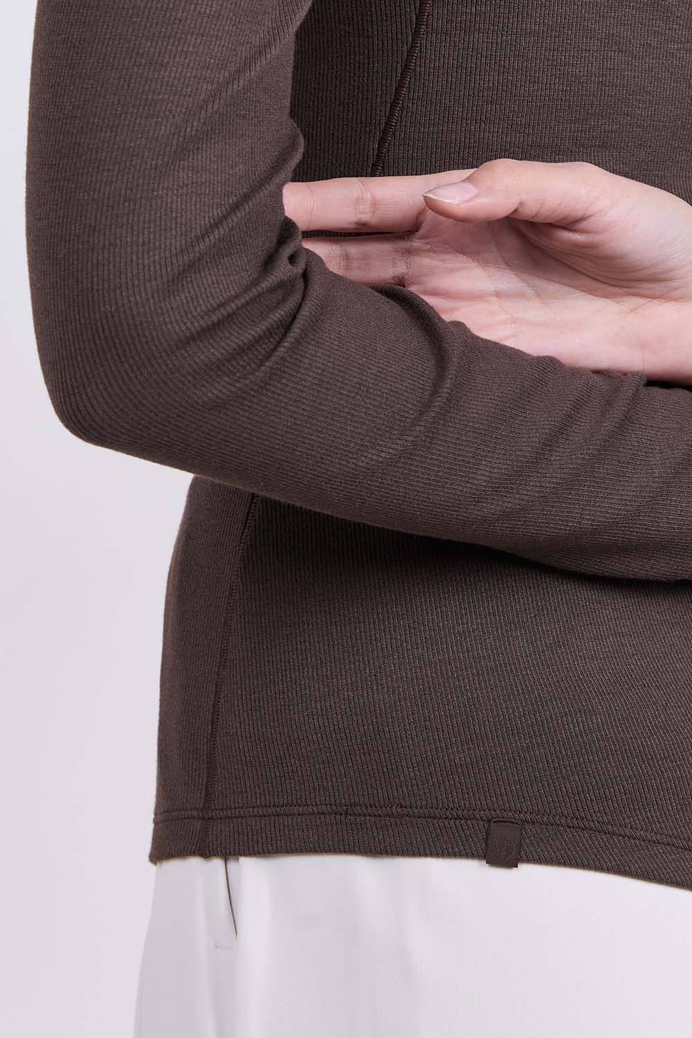 תמונת תקריב דוגמן של Hold Tight Long-Sleeve Shirt