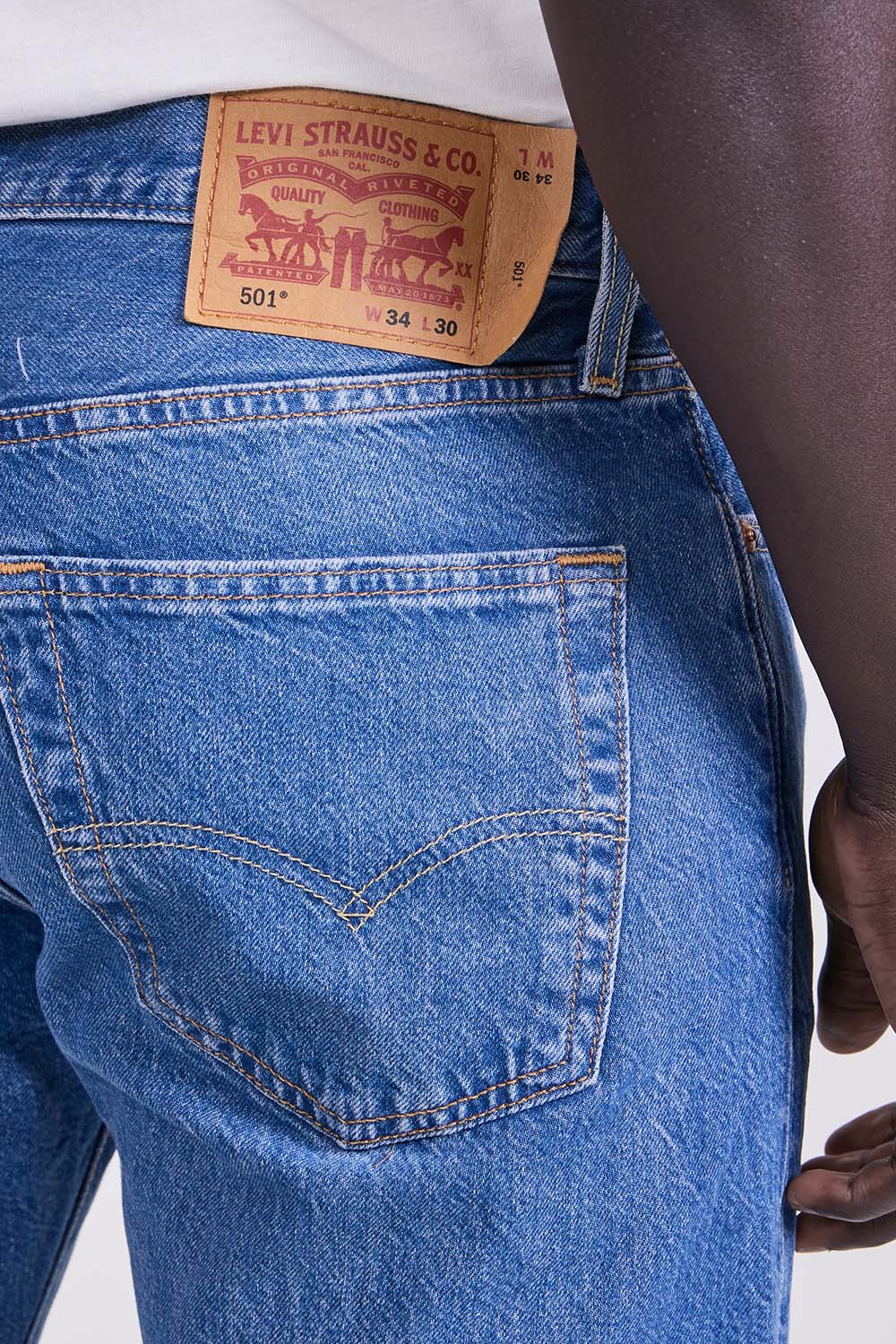 תמונת תקריב דוגמן של מכנסי ג'ינס 501 בגזרה ישרה