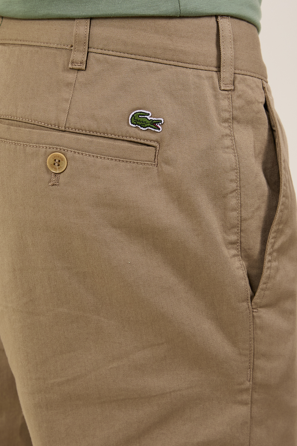 תמונת תקריב דוגמן של מכנסי צ'ינו סלים פיט