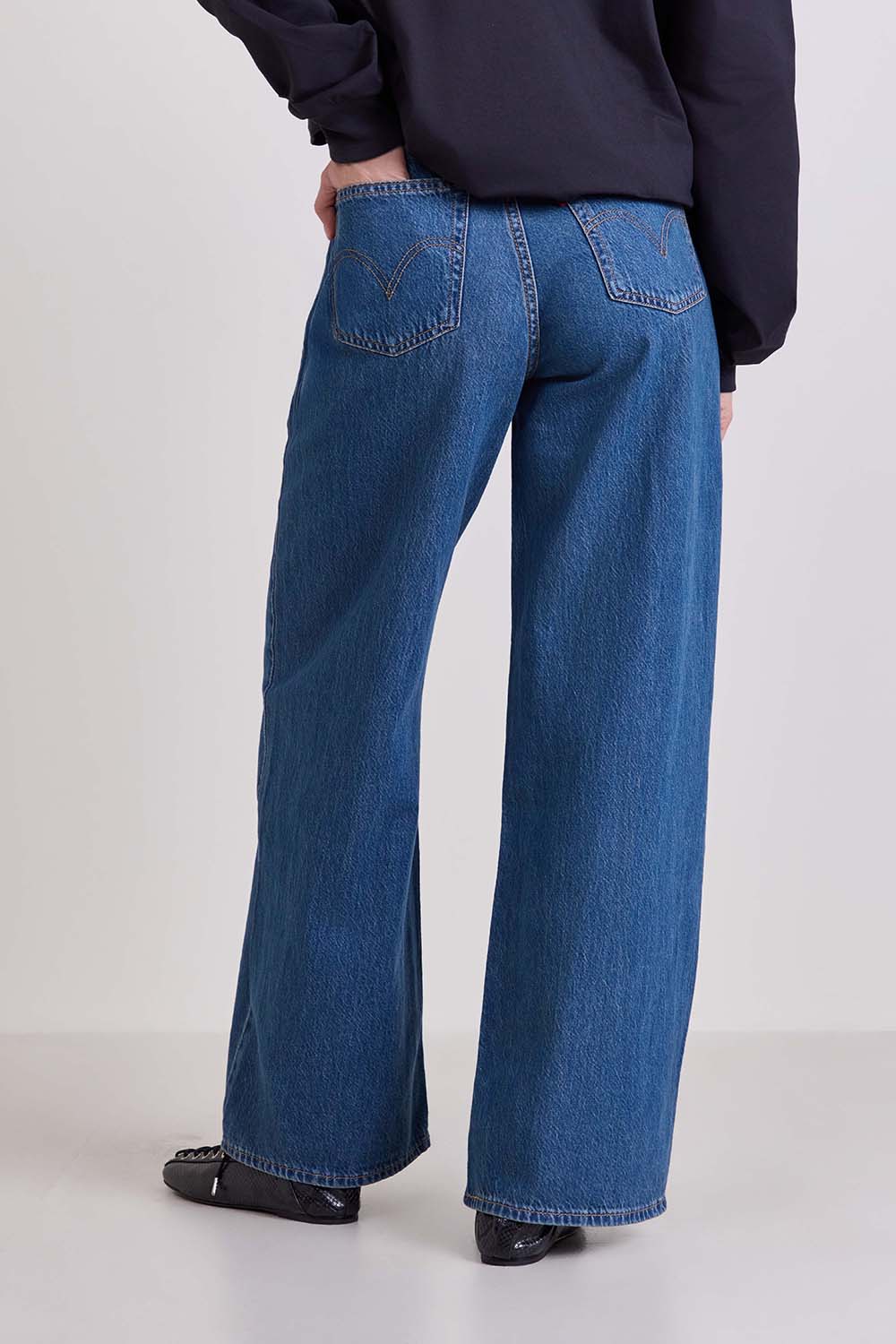 תמונת דוגמן אחורית של מכנסי ג'ינס בגזרת באגי