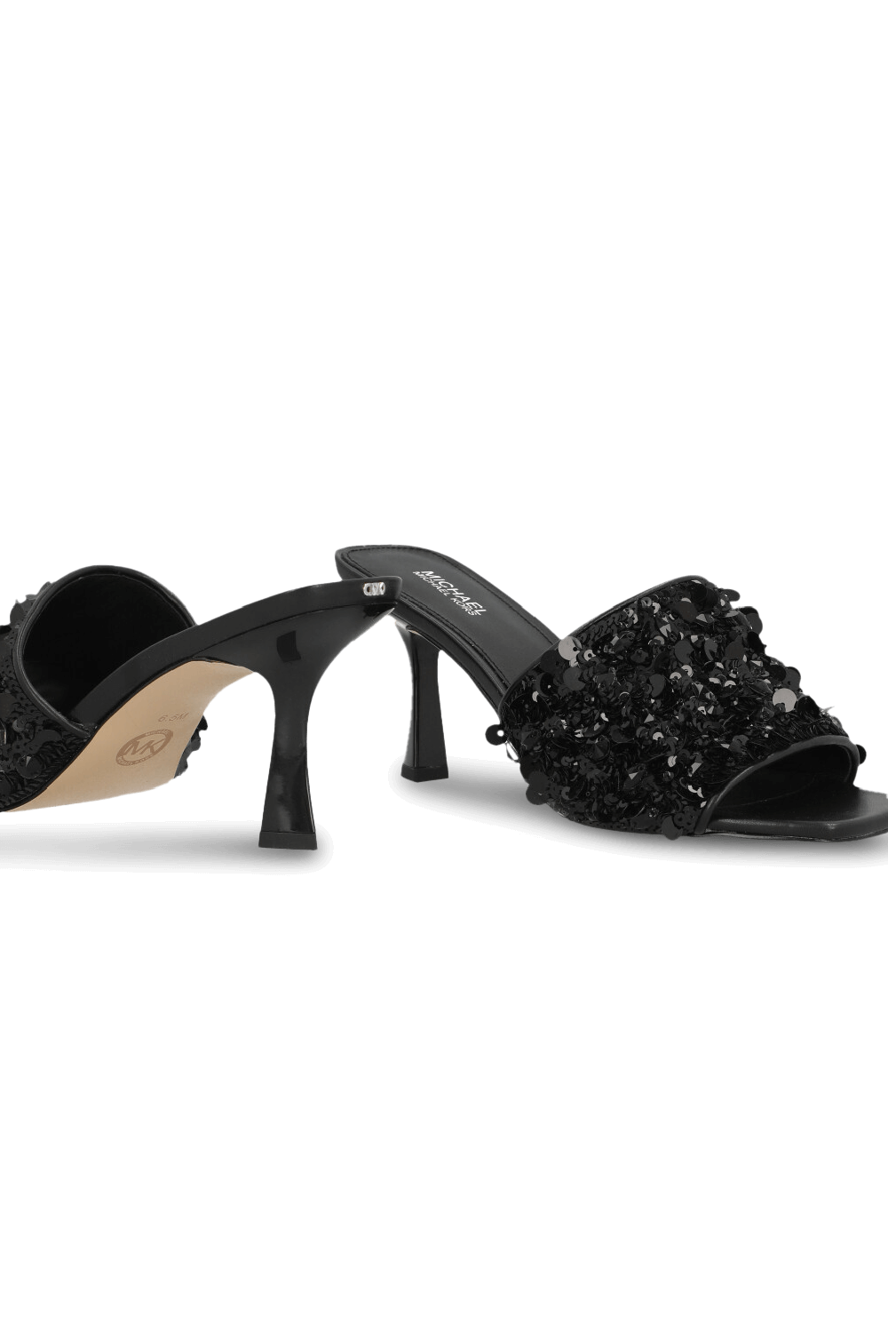 תמונת תקריב של סנדלי עקב 7 סמ