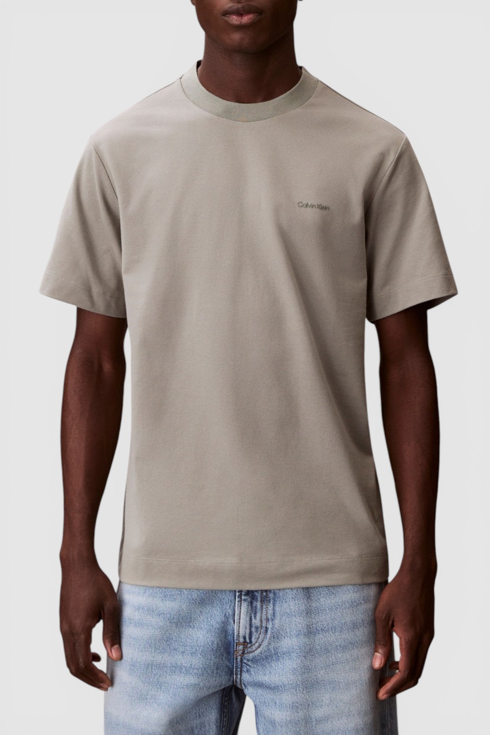 תמונת דוגמן קידמית של חולצת טי בגזרה ישרה