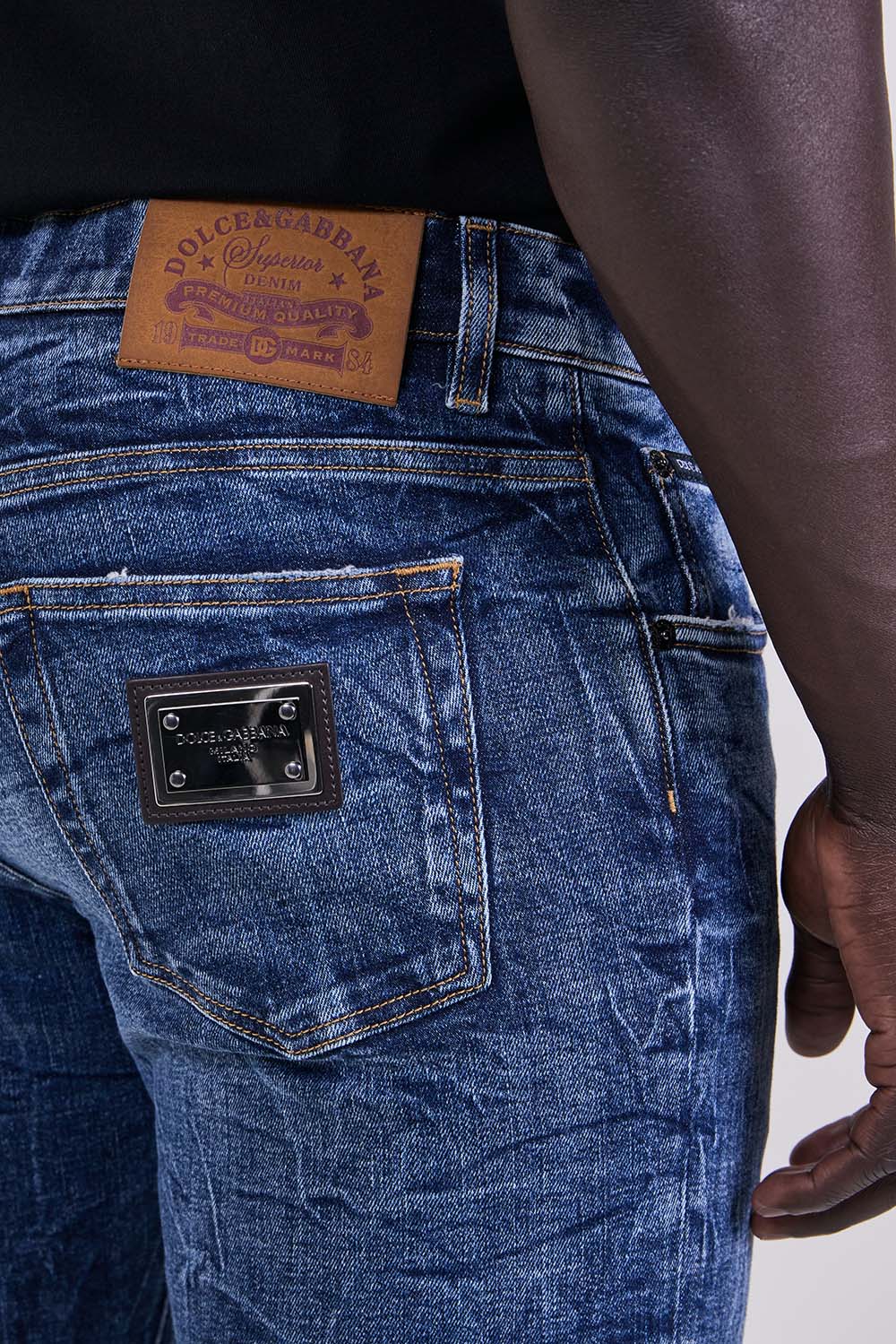 תמונת תקריב דוגמן של מכנסי ג'ינס בגזרת סלים