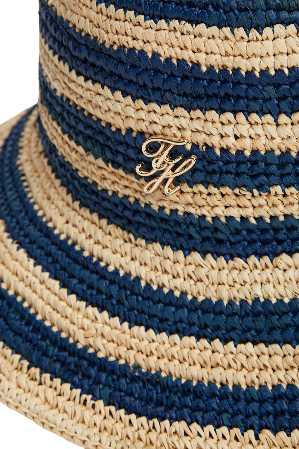 תמונת תקריב של כובע באקט קש