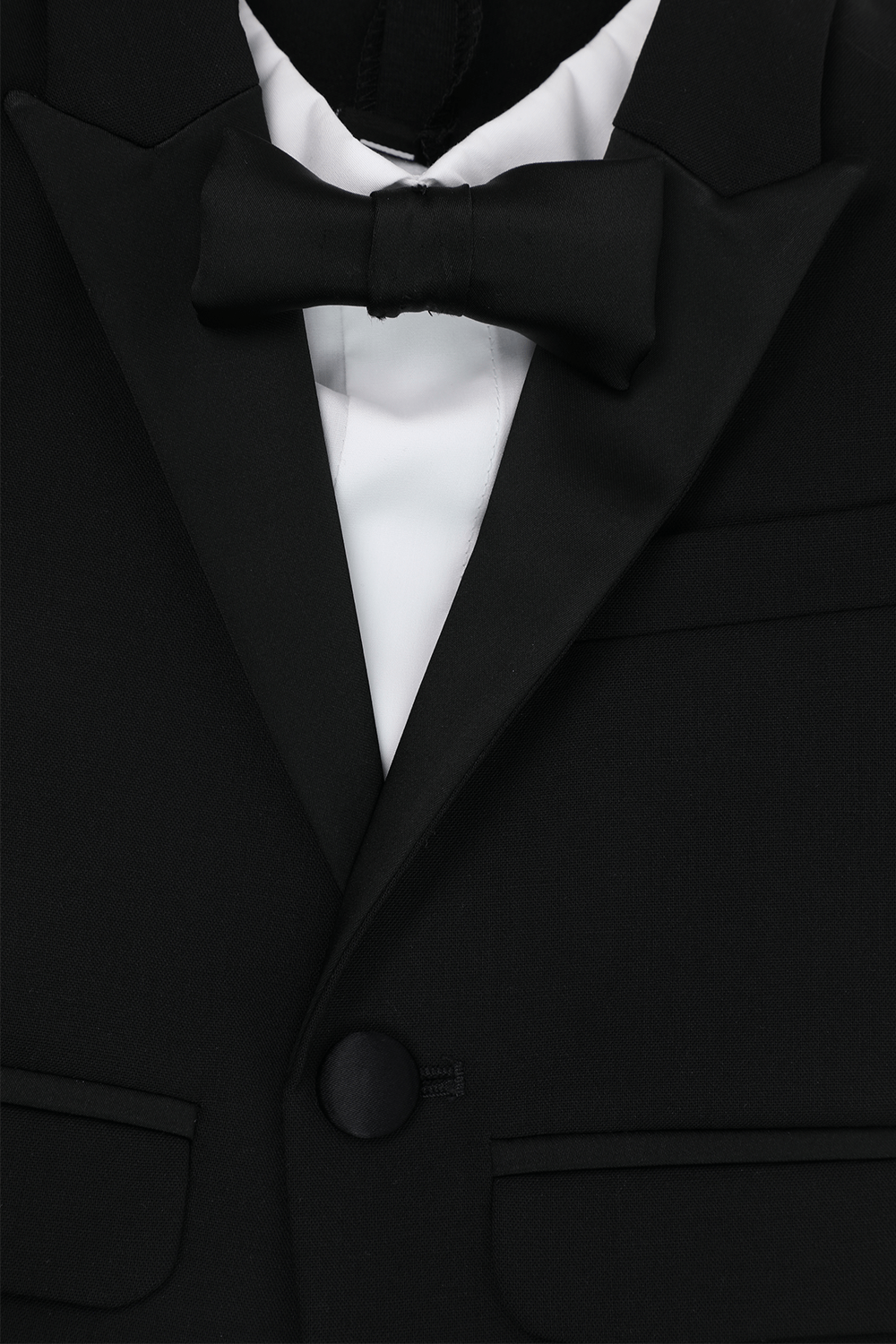 תמונת תקריב של גילאי 3-18 חודשים אוברול טוקסידו