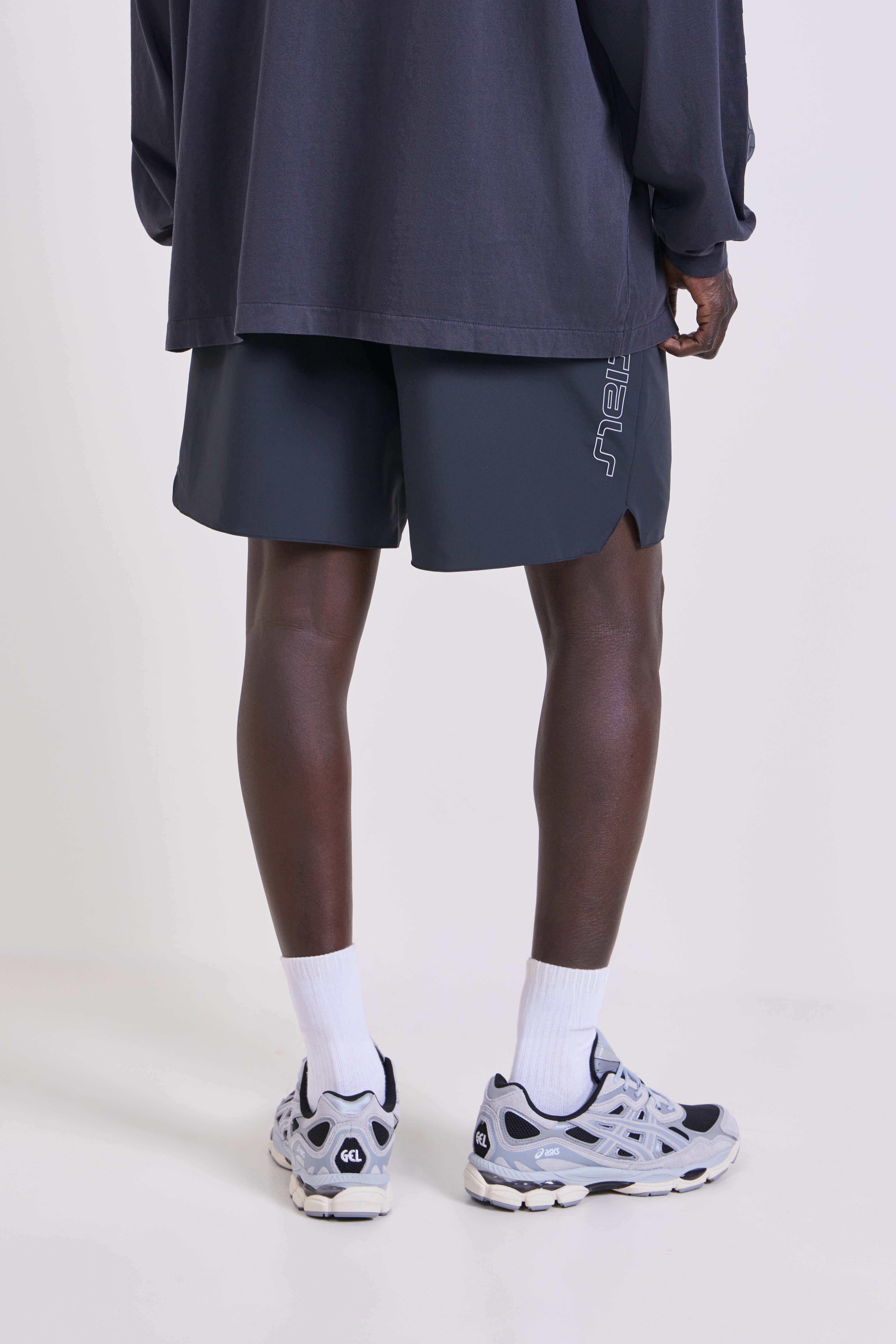 תמונת דוגמן אחורית של מכנסי ג'וגר קצרים