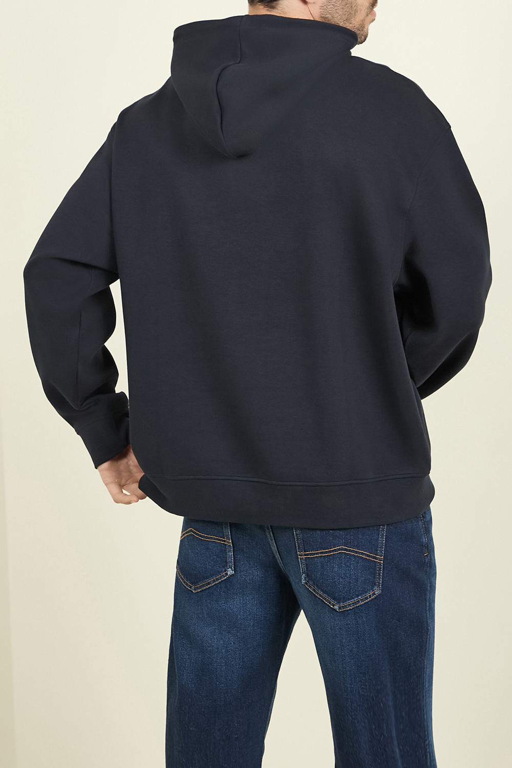 תמונת דוגמן אחורית של סווטשירט קפוצ'ון