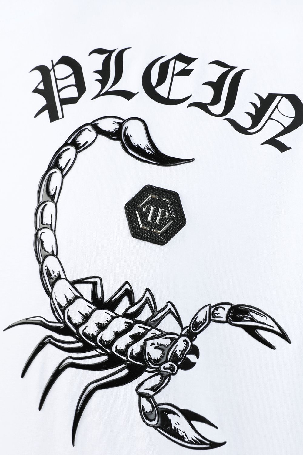 תמונה אחורית של חולצת טי עם הדפס עקרב ופאץ' לוגו