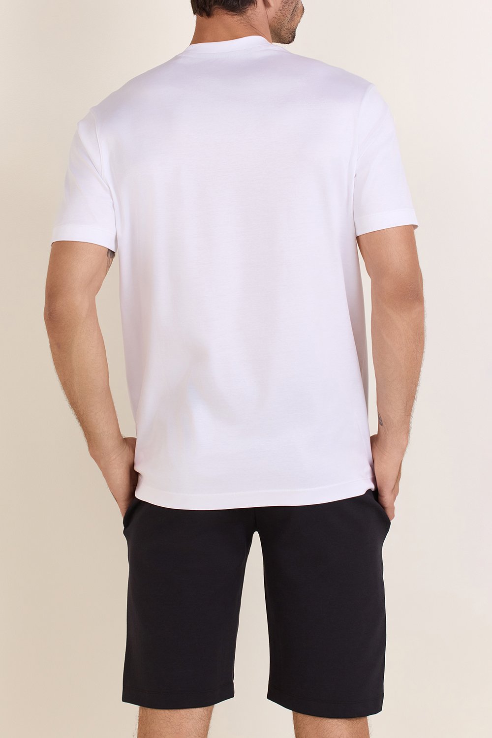 תמונת דוגמן אחורית של חולצת טי