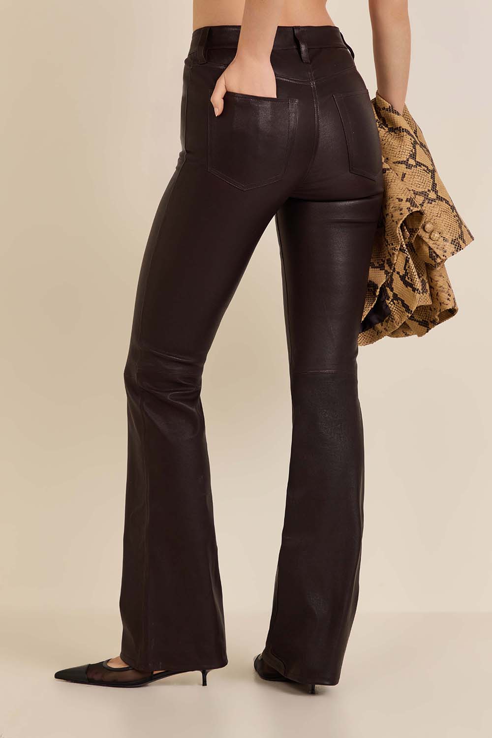 תמונת דוגמן אחורית של מכנסי עור בגזרה גבוהה