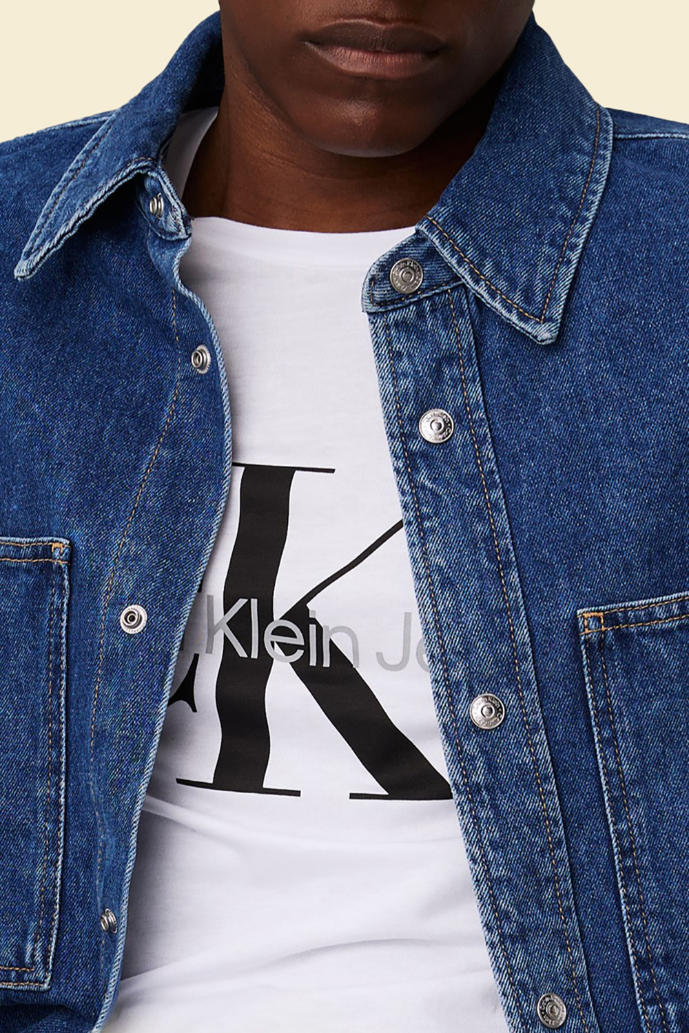 תמונת תקריב דוגמן של חולצת ג'ינס מכופתרת