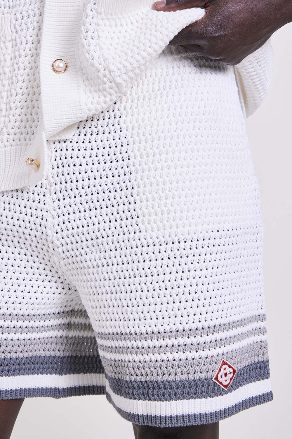 תמונת תקריב דוגמן של מכנסיים קצרים קרושה