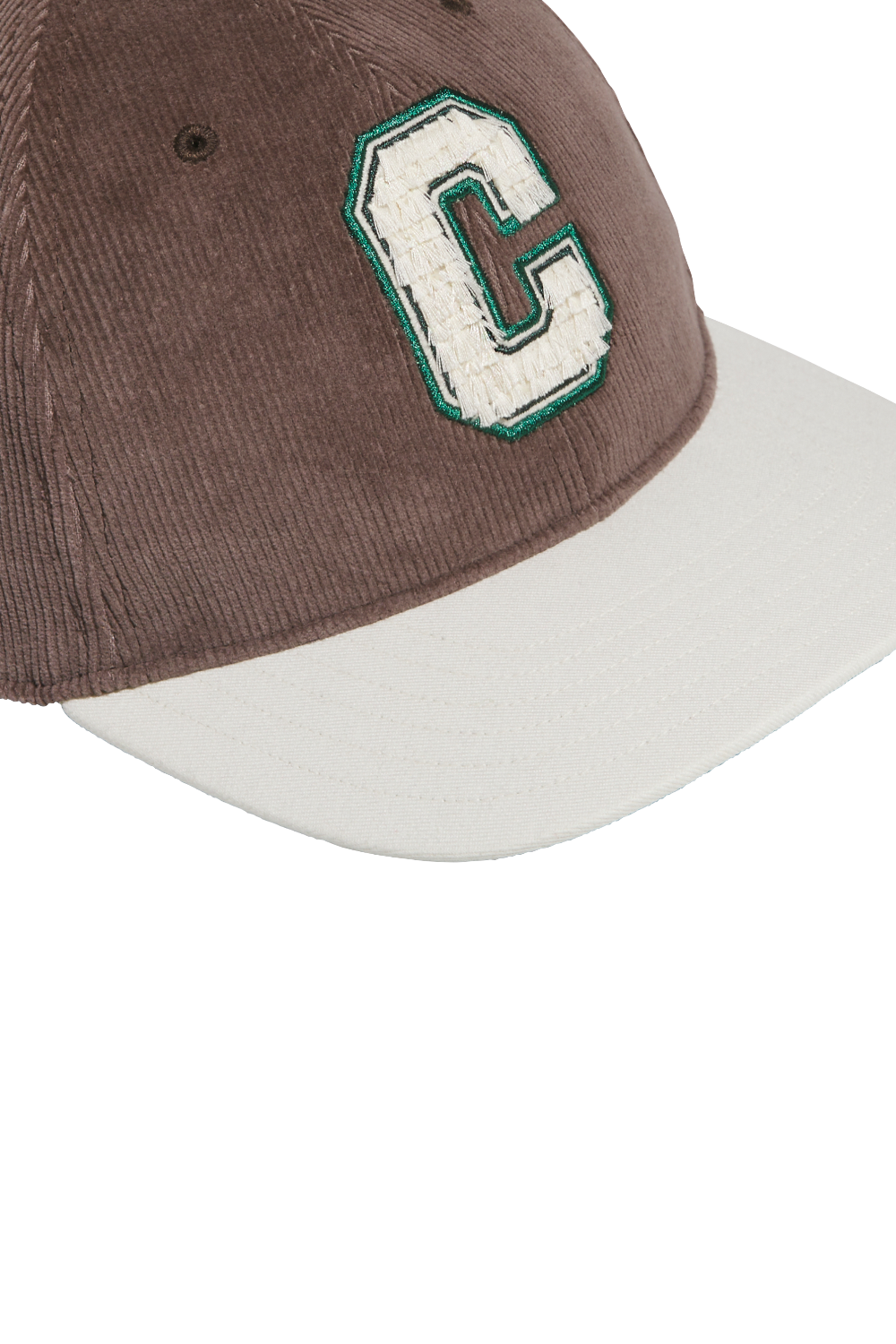 תמונת תקריב של כובע מצחייה אדידס X קלוט