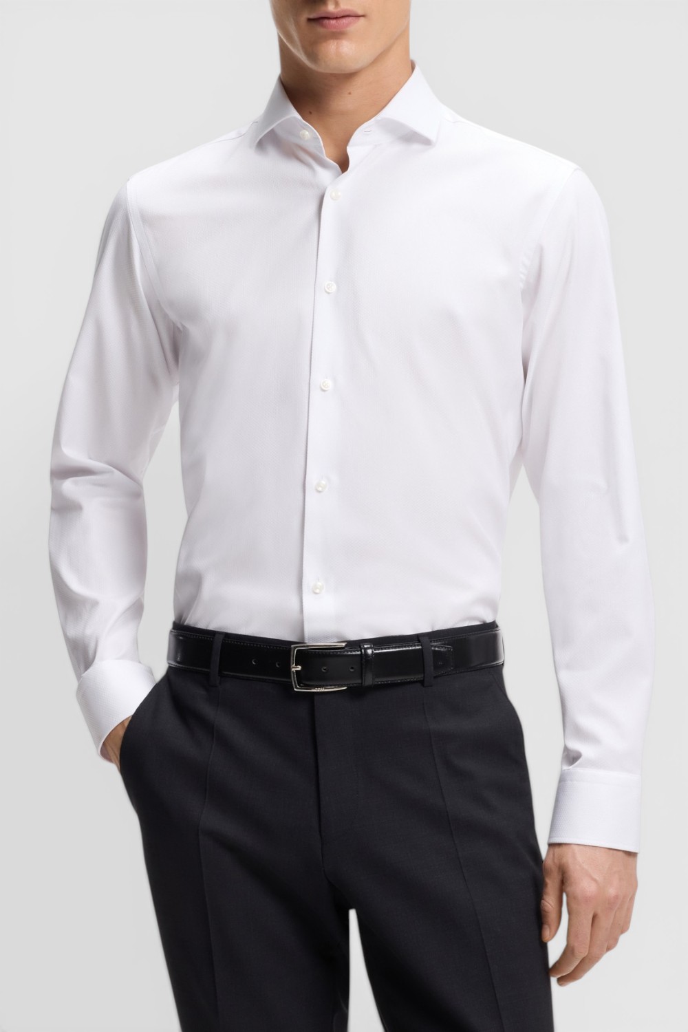 תמונת דוגמן קידמית של חולצה מכופתרת בגזרה ישרה