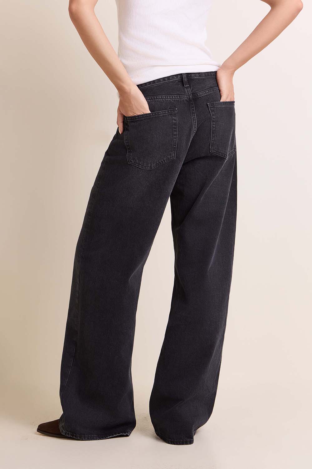 תמונת דוגמן אחורית של מכנסי ג'ינס בגזרה מתרחבת