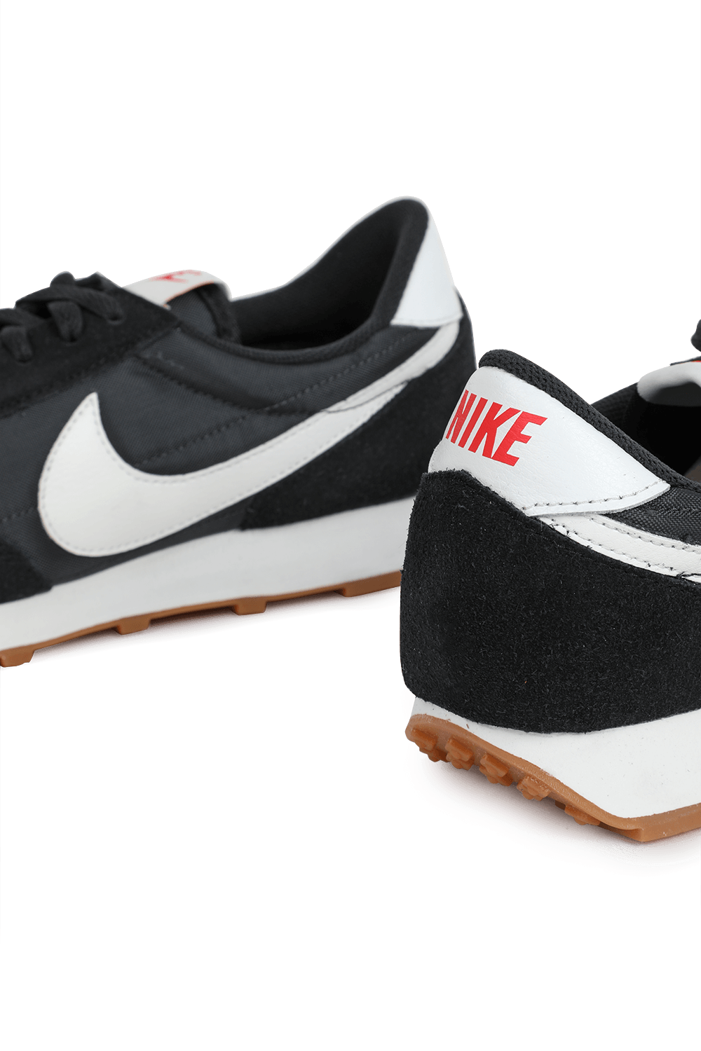 תמונת תקריב של סניקרס דיי ברייק