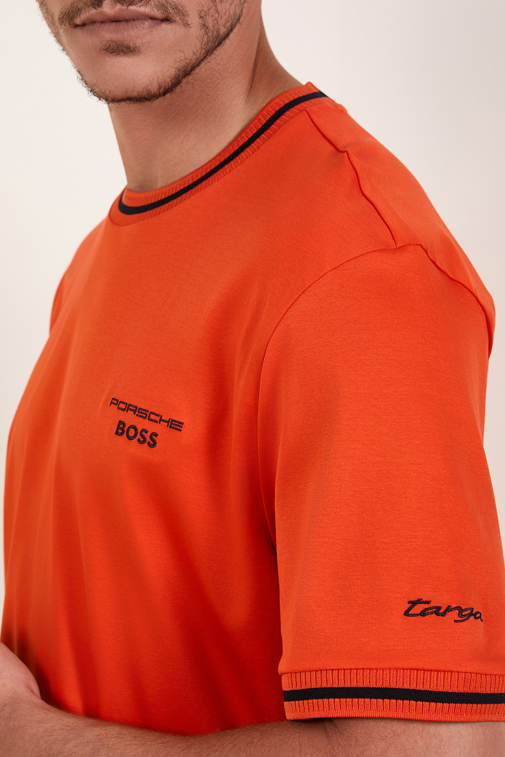 תמונת תקריב דוגמן של בוס X פורשה חולצת טי