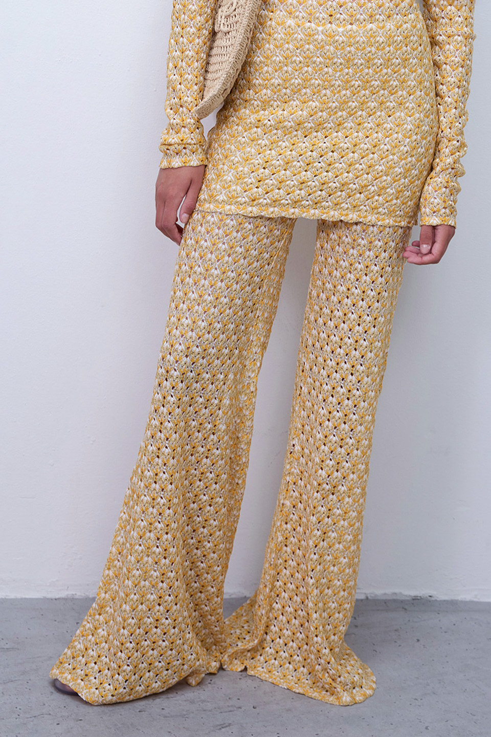 תמונת דוגמן קידמית של מכנסי חוף מתרחבים