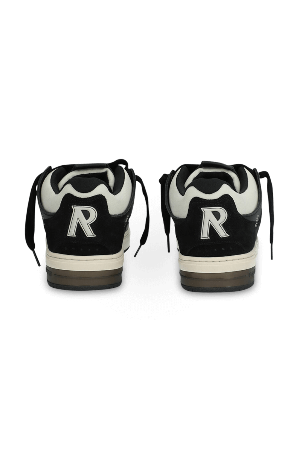 תמונת תקריב של נעלי סניקרס