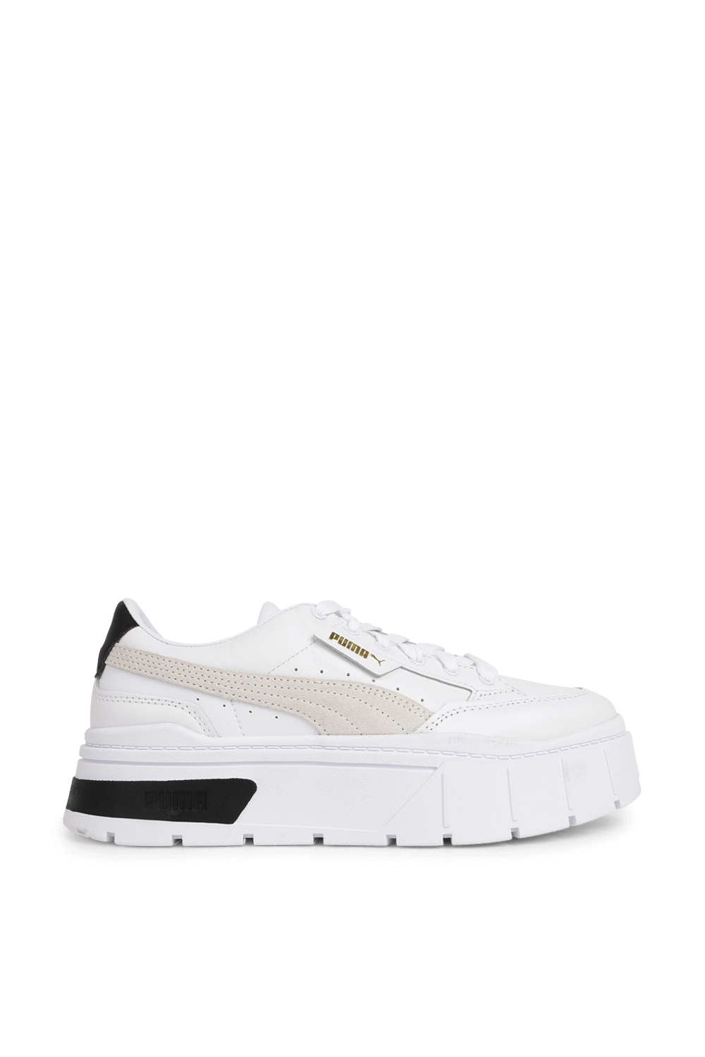 תמונה קידמית של סניקרס מייז עם לוגו