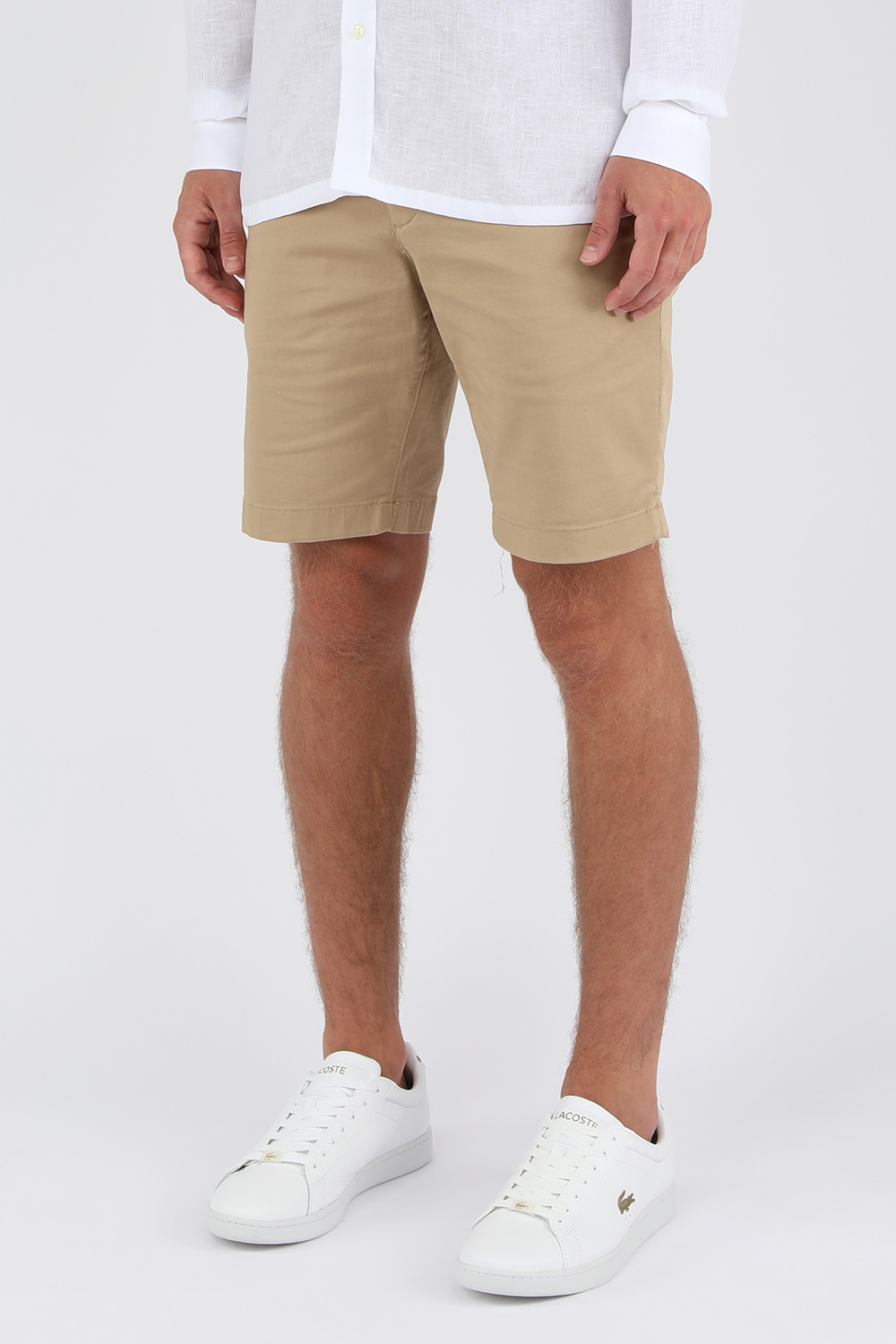 תמונת דוגמן קידמית של מכנסיים קצרים מחוייטים בגוון בז'