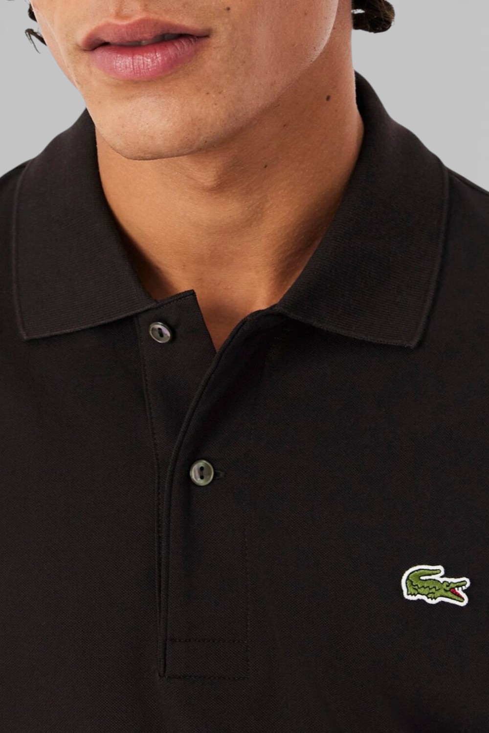 תמונת תקריב דוגמן של חולצת פולו קצרה