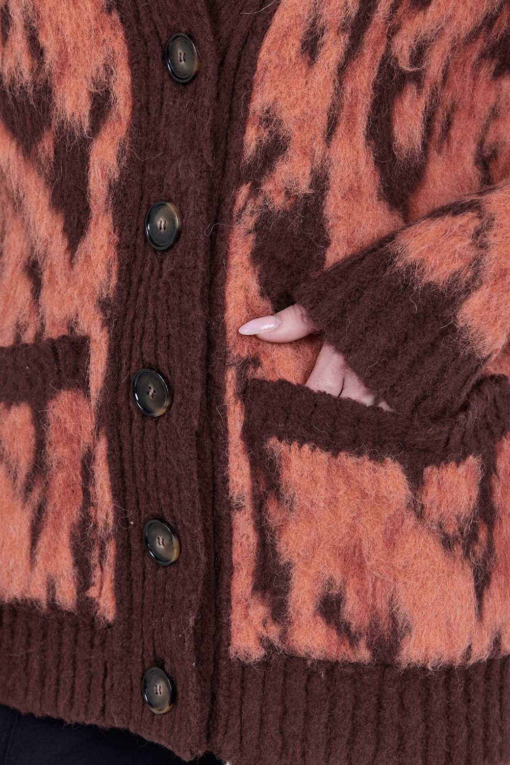 תמונת תקריב דוגמן של קרדיגן צמר