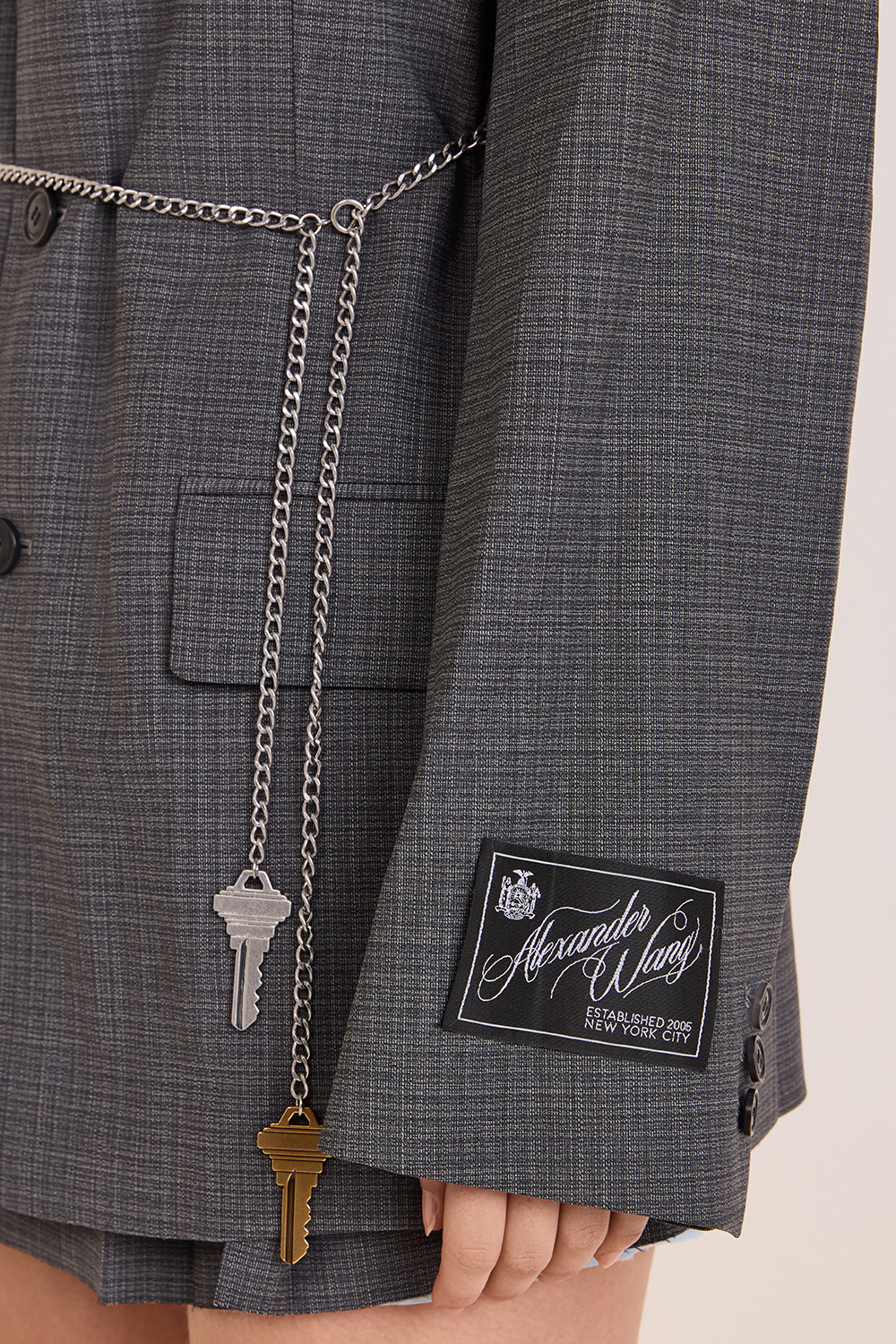 תמונת תקריב דוגמן של בלייזר עם חגורת שרשרת