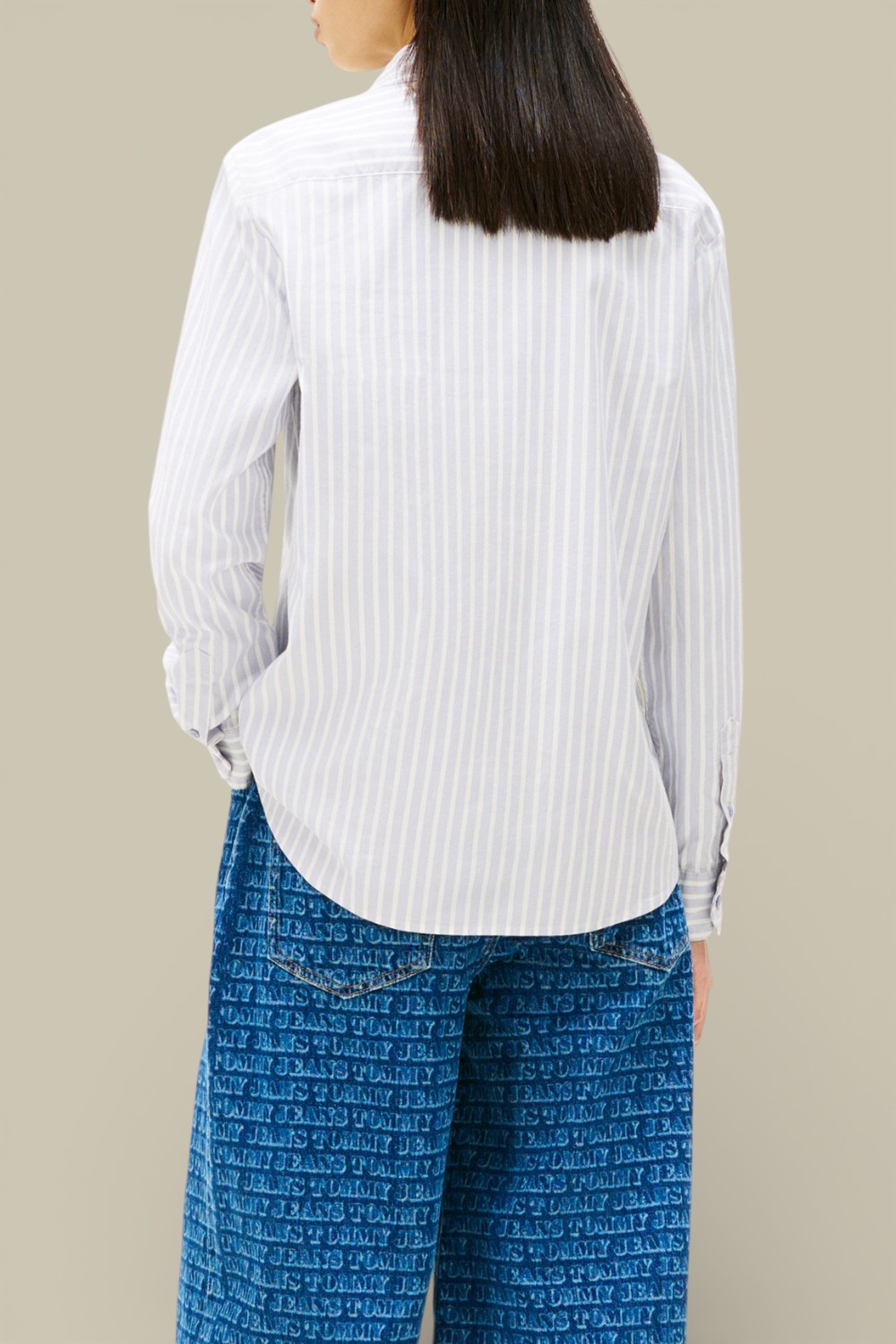 תמונת דוגמן אחורית של חולצה מכופתרת