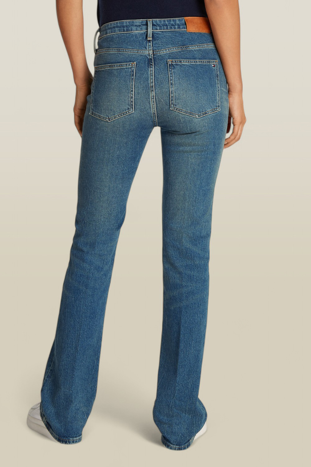 תמונת דוגמן אחורית של מכנסי ג'ינס בגזרת בוטקאט