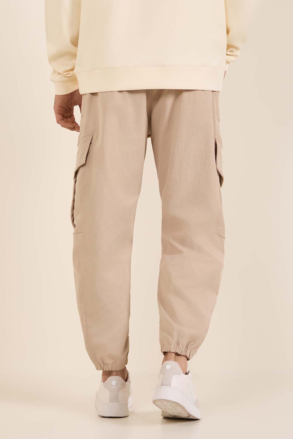 תמונת דוגמן אחורית של מכנסי קרגו