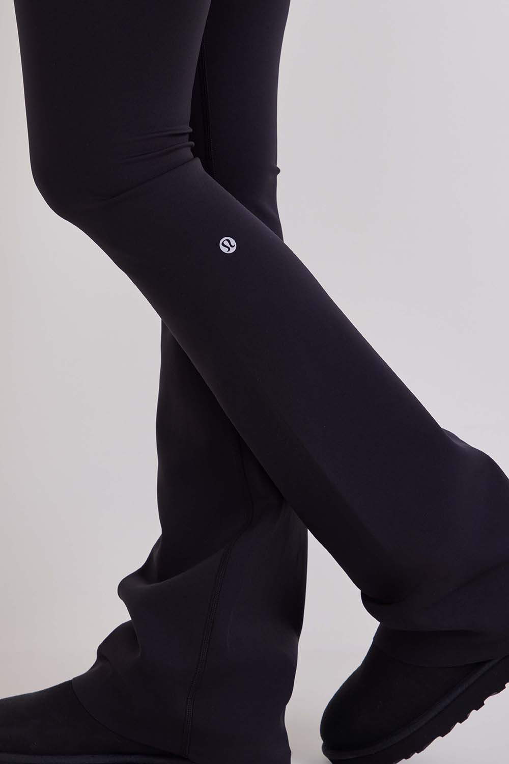 תמונת תקריב דוגמן של GLOW UP V-BACK FLARED PANT